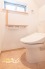 落ち着きのある清潔なトイレ空間。温水洗浄便座を備え、窓からの自然光と換気のしやすさにも配慮された、心地よく使える空間です。