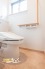 明るく清潔感のあるトイレを各階に設置。階を移動する手間を減らせるため、忙しい朝や来客時にも便利にお使いいただけます。