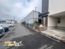 前面が開けた開放感のある立地。小・中学校やスーパー、病院が身近に揃い、ご家族みんなが安心して暮らせる住環境です。