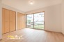 約8.8帖主寝室はべッドや家具を自由に配置しやすくお部屋のインテリアにこだわることができます。キレイな間取りのため、自分好みのレイアウトで様々な空間づくりを楽しむことができます。
