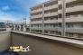 南西向きのバルコニーは、陽光がたっぷり降り注ぐ明るい空間。洗濯物やシーツも、青空の下で気持ちよく乾かせます。
