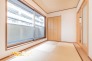 リビングに隣接する和室は、畳ならではの心地よさが魅力。夏は涼しく、冬は暖かく過ごせ、ちょっとした休憩やお昼寝にも最適です。
