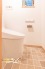 温水洗浄タイプのトイレは、快適さと清潔さを両立した使いやすいデザイン。便座の快適機能も備わり、毎日の生活がより便利になります。

