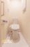 清潔感のある落ち着いたトイレ空間。温水洗浄便座付きで、毎日快適にお使いいただけます。ゆっくりと落ち着いて過ごせる、使いやすさにも配慮された空間です。
