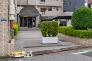 清掃が行き届いた美しいエントランスは、緑の手入れも丁寧で、管理体制の良さがうかがえる快適な空間です。
