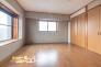 快適な２面採光のお部屋は、やわらかな日差しと心地よい風通しを存分に感じながら、ゆったりとした時間をお過ごしいただけます。
