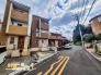 南向き全居室面２採光で日当たりの良い邸宅です。バルコニー３カ所で明るく開放的なお部屋です。２階部分のリビングは約１６帖の広さでご家族の団らんに最適です♪