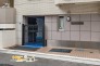 建物の顔となる外エントランスは、住まいの第一印象を彩る開放的な空間。帰宅するたびに心地よさを感じられます。