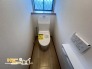 温水洗浄タイプのトイレは、快適さと清潔さを両立した使いやすいデザイン。便座の快適機能も備わり、毎日の生活がより便利になります。
