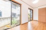南西からの陽光が心地よく差し込む明るい空間。隣接するお部屋の扉を開放することで、ダイニングキッチンまでつながる開放的な住空間に。ご家族がゆったりとくつろげるリビングとしても活用できます。