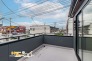 1号棟 南向きのバルコニーは、一日を通して暖かな陽光が差し込む心地よい空間。洗濯物も乾きやすく毎日の暮らしを快適にサポートします。