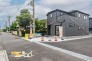 1号棟 敷地内に2台駐車可能なため、複数台のお車を所有される方にも嬉しい設計。暮らしの利便性を高めるポイントの一つです。