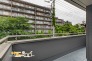 2部屋から出入りできるゆとりあるバルコニーは、一部がインナーバルコニー仕様。急な雨の日でも安心して利用でき、お洗濯や気分転換にも心地よく使える空間です。