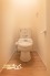 温水洗浄タイプのトイレは、快適さと清潔さを両立した使いやすいデザイン。便座の快適機能も備わり、毎日の生活がより便利になります。
