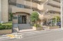 緑や開放感を感じられる外エントランス。住まいへと続くアプローチが、帰宅するたびに穏やかな気持ちへと導いてくれます。