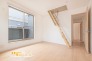屋根裏収納付きで収納力にも優れた洋室。収納式ハシゴを採用することで居室スペースを有効活用でき、大容量の収納ですっきりとした暮らしを実現できます。