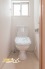 清潔感あふれるトイレ空間。窓付きで自然換気ができ、明るく快適にお使いいただけます。日々のお手入れもしやすい、心地よい空間です。