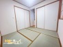 日常の中で和の趣を感じられる、素敵な住空間です。畳敷きなので、快適に横になれるのはもちろん、フローリングや椅子の硬さが苦手な方でもリラックスして過ごせる嬉しい一室となっております。
