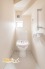 1号棟 落ち着いた雰囲気のトイレは、機能性にも配慮された快適な空間。毎日の暮らしを心地よく支えます。