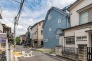 交通量の少ない閑静な住宅街に位置するため、静かで快適な暮らしを実現できます。商業施設や教育施設も徒歩圏内で、日常の利便性も高い環境です。
