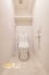 収納棚を備えたトイレはペーパーや小物もスッキリ収納できるので空間を広く使えます。明るく清潔感のある内装で、毎日快適に利用できる空間です。
