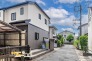 落ち着いた雰囲気の閑静な住宅街に位置し、暮らしやすい住環境が整っています。スーパーやコンビニも徒歩圏内にあり、日々のお買い物にも便利。カースペース付きで、お車をお持ちの方にも安心の立地です。