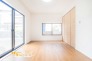 リビングに隣接する洋室にはクローゼットも備わっており、利便性の高いお部屋です。開放してセカンドリビングのようにご利用いただくのはもちろん、一室として仕切り、プライベートな空間としても活用可能。ライフスタイルに応じて柔軟に使い分けられる、便利なお部屋です。