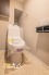 清潔感のあるトイレには、快適な温水洗浄便座を完備。収納スペースも備えており、生活感を抑えたすっきりとした空間を保てます。