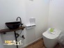 トイレ内に洗面台を設け、使用後の手洗いまでその場で完結できる使いやすい空間。トイレ専用の手洗い場として利用できる便利な設備です。