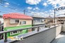 南東向きのバルコニーは、朝から心地よい陽光が差し込む快適な空間。お洗濯物も気持ちよく乾き、毎日の家事を快適にサポートします。