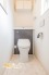 明るく清潔感のあるトイレ空間。温水洗浄便座付きで快適にお使いいただけるほか、小窓付きで換気もしやすく、いつでも気持ちよくご利用いただけます。