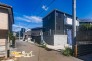 交通量の少ない閑静な住宅街に位置するため、静かで快適な暮らしを実現できます。商業施設も徒歩圏内で、日常の利便性も高い環境です。
