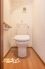 清潔感のある落ち着いたトイレ空間には、温水洗浄便座を採用。通気口付きで換気がしやすく、清潔感を保てる空間です。