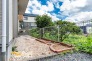ちょっとしたガーデニングや家庭菜園を楽しめる庭付きの住まい。季節の花や緑を身近に感じながら、日々の暮らしに彩りを添えてくれる心地よい空間です。