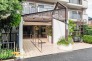建物へと続くエントランスは、住まいの第一印象を彩る空間。開放感のあるアプローチが外から住まいへと気持ちを切り替えてくれます。
