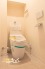 毎日使う場所だからこそ、落ち着いて過ごせるトイレ空間。シンプルで清潔感のある空間が、日々の暮らしにさりげない快適さをプラスします。