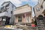 伊勢崎線「一ノ割」駅徒歩約14分。閑静な住宅街に佇む、落ち着きのある住環境。子育て世代にもおすすめしたい、穏やかな暮らしが叶う住まいです。
