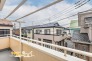 東向きのバルコニーは、開放感があり、朝の心地よい光を感じられる空間。お洗濯物も気持ちよく干せる、暮らしに嬉しいスペースです。
