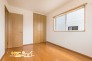 それぞれの居室には大きめの窓と収納を備えており、明るく開放的な空間を確保。お部屋をすっきりと使える、暮らしやすさにも配慮された居室です。
