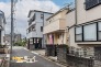 前面道路は約4ｍの公道。落ち着いた住環境の中、敷地前もすっきりとした印象です。敷地内には1台分の駐車スペースを確保しており、日々の車の出入りにも便利です。