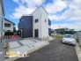 1号棟 並列で2台分の広々としたカースペースは、ゆとりある設計で駐車もスムーズです。ワゴンタイプの乗用車や二輪車も安心して停められる、使い勝手の良いスペースです。
