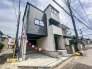 南向きの陽光と角地ならではの開放感が魅力の3階建て邸宅。駅徒歩14分の閑静な住宅街に位置し、利便性と住みやすさを兼ね備えています。