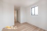 シンプルな間取りと優しい木目のフローリングが、お部屋の使い方の幅を広げてくれます。どんな家具にも馴染みやすく、ライフスタイルの変化にも対応できる、長く快適に暮らせる空間です。