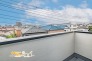 南向きのバルコニーは、たっぷりの陽光を感じられる心地よい空間。お洗濯物も気持ちよく干すことができ、毎日快適にお使いいただけます。