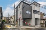 2方向道路に面した角地ならではの開放感と陽当たりの良さが魅力。交通量の少ない閑静な住宅街に位置し、商業施設や教育施設も身近に揃う暮らしやすい住環境です。