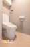 収納棚を備えたトイレはペーパーや小物もスッキリ収納できるので空間を広く使えます。明るく清潔感のある内装で、毎日快適に利用できる空間です。
