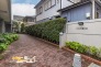 外エントランスは、住まいへと続く印象的なアプローチ空間。毎日の帰宅時にも自然と気持ちを切り替えられる、心地よく整えられた空間です。