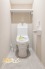 収納棚を備えたトイレはペーパーや小物もスッキリ収納できるので空間を広く使えます。明るく清潔感のある内装で、毎日快適に利用できる空間です。
