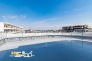 約８０平米の広いルーフバルコニー。東側と南側に面しているため日照・通風・眺望すべてを体感できます。夜間ライトも設置しており、バーベキューやべランピングなどプライベートに応じた使い方を楽しめます。