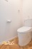 温水洗浄タイプのトイレは、快適さと清潔さを両立した使いやすいデザイン。便座の快適機能も備わり、毎日の生活がより便利になります。
